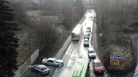 Poznań: Wpadł w poślizg i uderzył w autobus. Ranne pięć osób