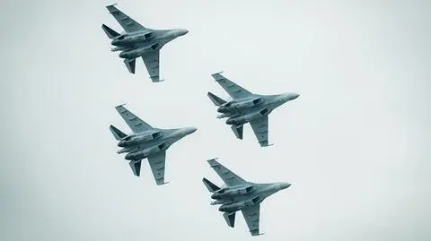 Pokaz myśliwców Su-35 w podmoskiewskim mieście Żukowski (wideo z 2015 roku)