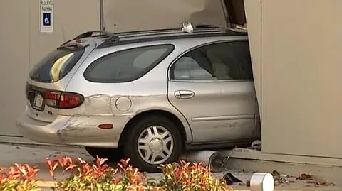 Stanął w banku... samochodem