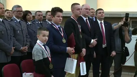 9-latek, 12-latek i 17-latek "wzorem odwagi dla policjantów"