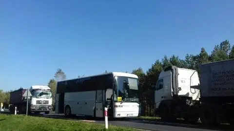 Ciężarówka wjechała w autobus pełen dzieci. Ranne dwie dziewczynki