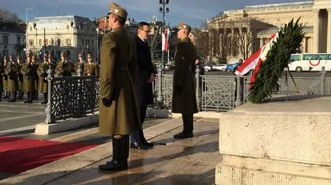 Morawiecki składa kwiaty pod Pomnikiem Tysiąclecia w Budapeszcie