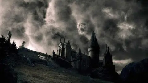 Rowling buduje domki a la Hogwart. Sąsiedzi oburzeni