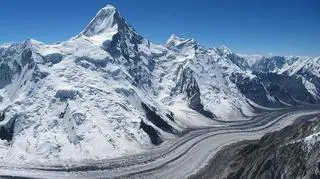 Szczyt Chan Tengri ma 7010 m n.p.m. wysokości i leży w pasmie gór Tienszan