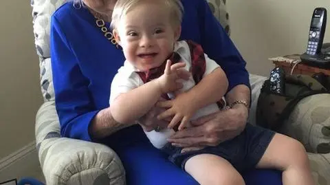Gerber Baby z początku i dziś. Ona ma 91 lat, on roczek