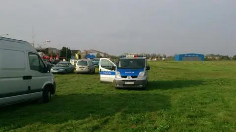 Śmierć spadochroniarza w Piotrkowie. "Zerwał się wiatr, wpadł w turbulencję"
