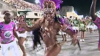 W Rio de Janeiro coraz goręcej. Miasto szykuje się na coroczne starcie... szkół samby. Już w piątek w całym mieście rozbrzmi samba a ulice rozbłysną kolorowymi strojami tancerzy. (APTN)