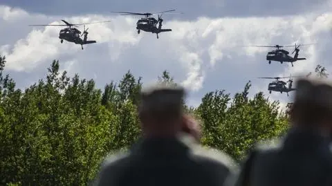 Nagranie archiwalne: ćwiczenia stacjonujących w Rumunii amerykańskich śmigłowców Black Hawk 