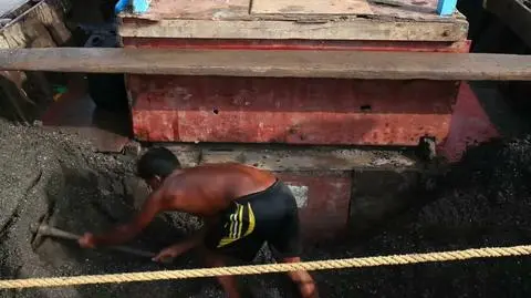 Niebezpieczna praca wydobywców piasku