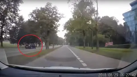 Kraków. Pędził samochodem po chodniku przy Błoniach