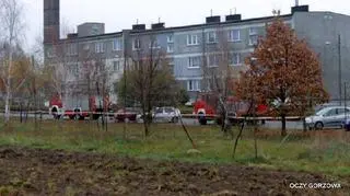 Zastępy straży pożarnej przed blokiem, w którym znaleziono trotyl