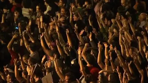 Tłumy w centrum Madrytu. I cisza o północy