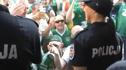 Irlandczycy śpiewająco oświadczyli się policjantce