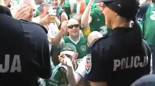 Irlandzcy kibice wyznają miłośc polskiej policjantce