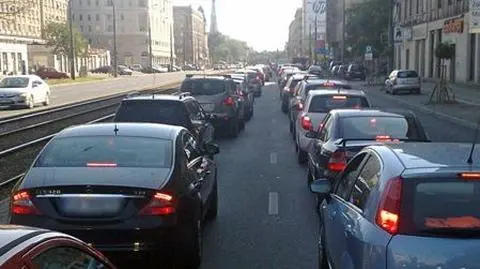 Warszawa radzi sobie z korkami. "Jak w niedzielę"