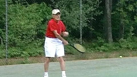 Stuletni tenisista na korcie