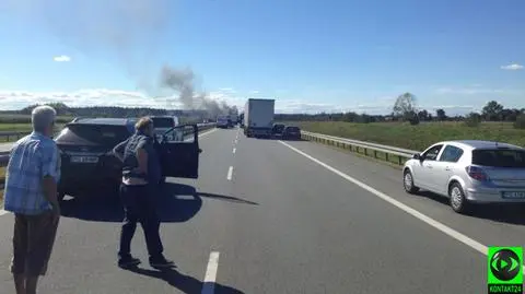 Słup dymu nad autostradą. Pożar samochodu