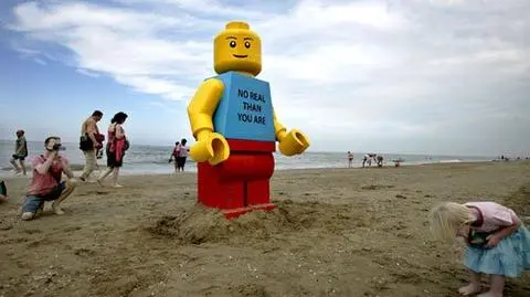 Gigantyczny ludzik Lego wyłowiony z morza