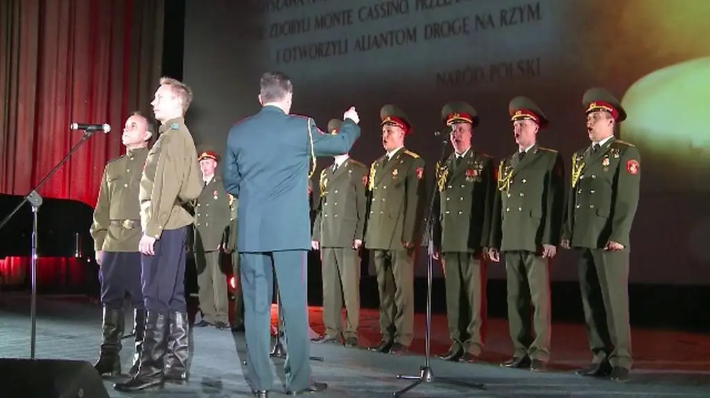 Chór Aleksandrowa śpiewa "Czerwone maki na Monte Cassino". "Orkiestra tańczy, śpiewa i gra, a nie strzela"