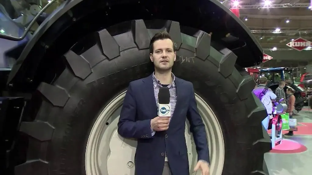 Ciągnik z oponą wyższą od reportera TVN 24 na poznańskich targach