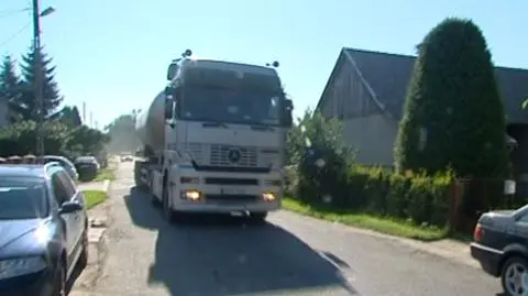 Ciężkimi tirami przez wsie. Bo szybciej i wygodniej