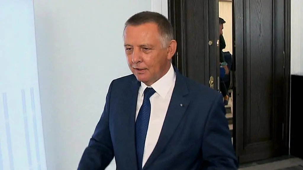 "Ciężko idzie PiS i premierowi zapoznawanie się z raportem w sprawie Banasia"
