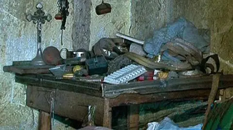 Czekał na pomoc jedząc pierze