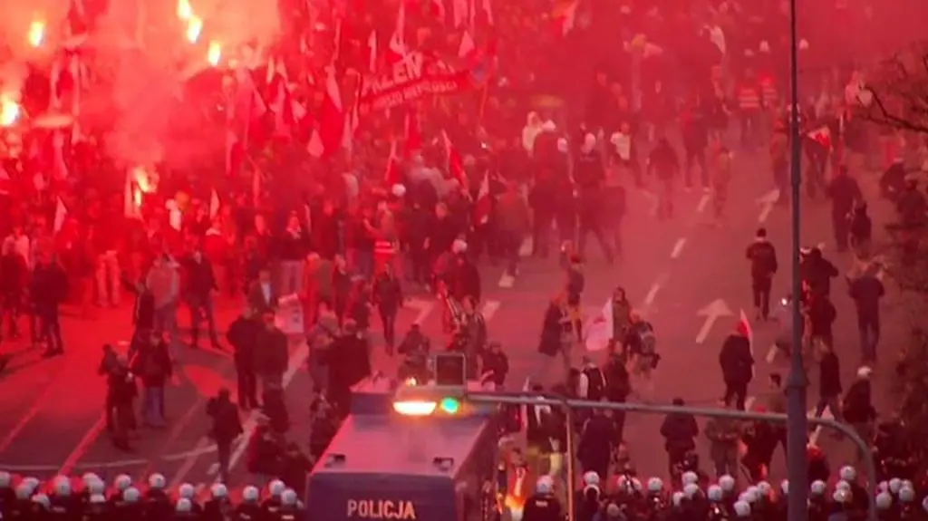 Czerwono od rac. Policja stara się oddzielić chuliganów od marszu