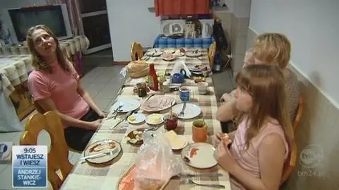 Część mieszkańców mogła wejść na chwilę do swoich domów. Spedzą poza nimi kolejną noc/TVN24