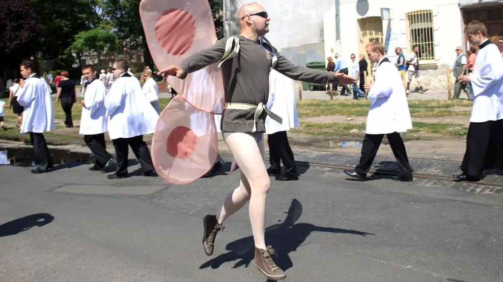 Człowiek-motyl protestuje na Litwie