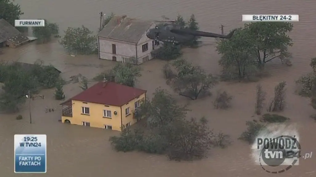 Człowiek wyciągany z domu