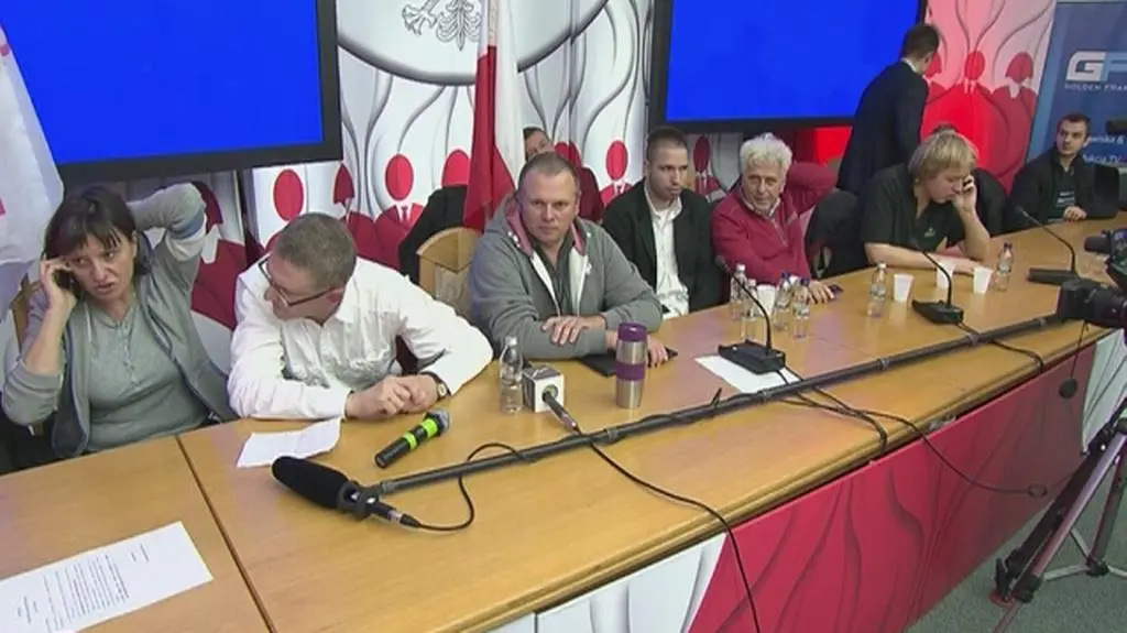 Demonstrujący okupują salę konferencyjną PKW