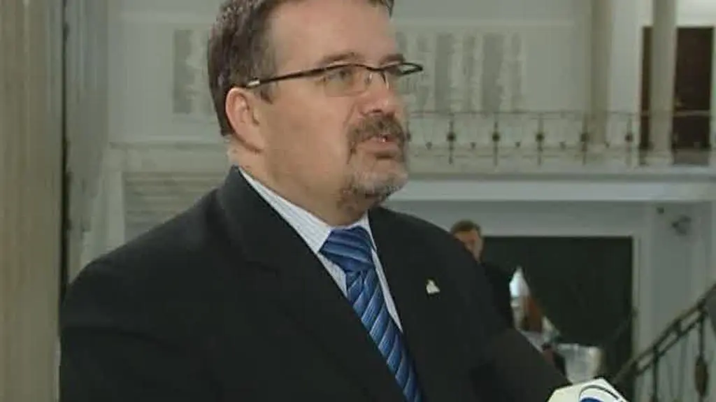 Dera: Macierewicz ma wiedzę o służbach