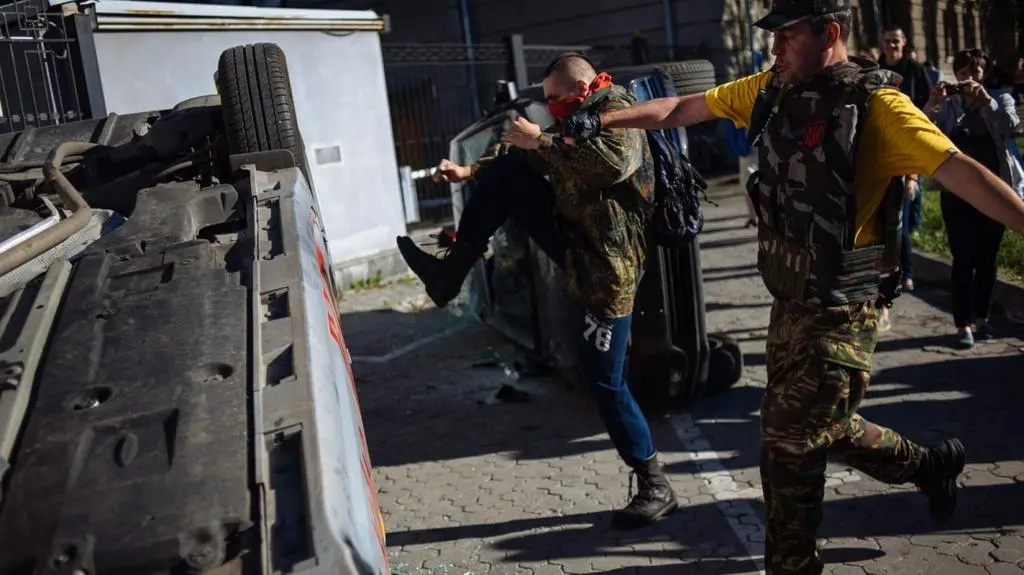 Do protestujących pod ambasadą Rosji w Kijowie wyszedł szef ukraińskiej dyplomacji 