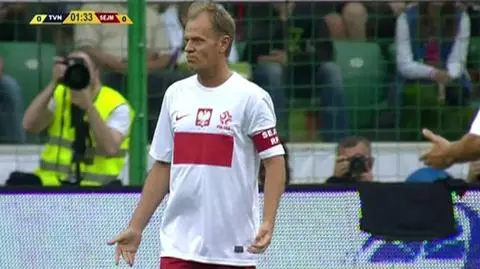 Donald Tusk strzela gola. Spalony...