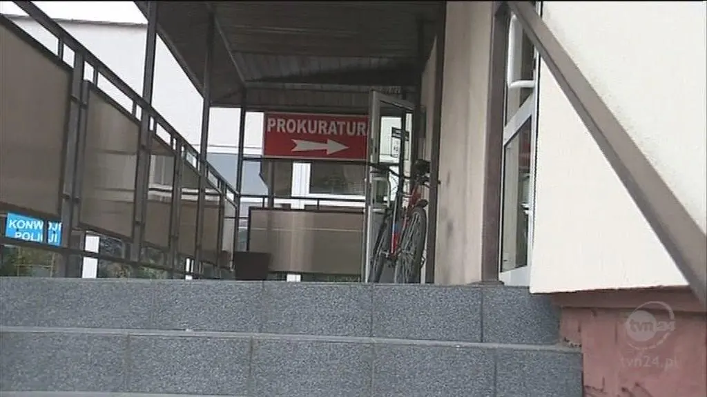 Doprowadzenie podejrzanego do prokuratury (TVN24)