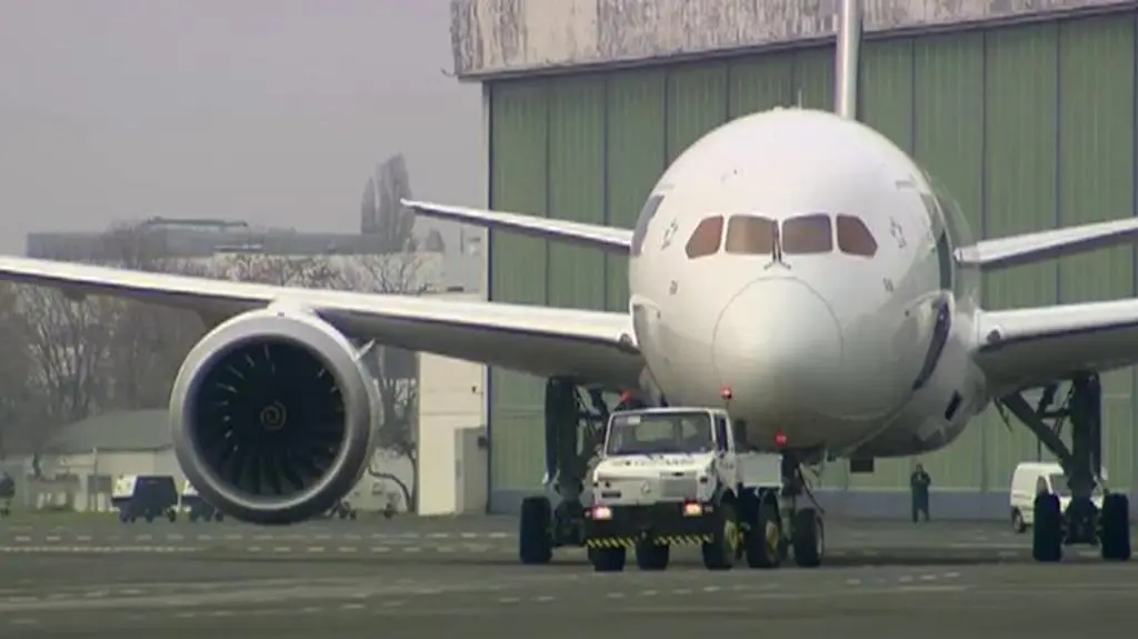 Dreamliner odholowany. Poczeka na lot do Pragi