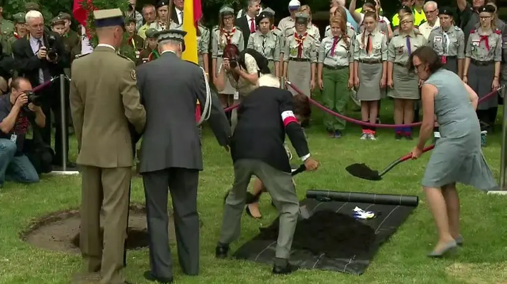 Drzewo Pamięci zasadzone w Ogrodzie Saskim