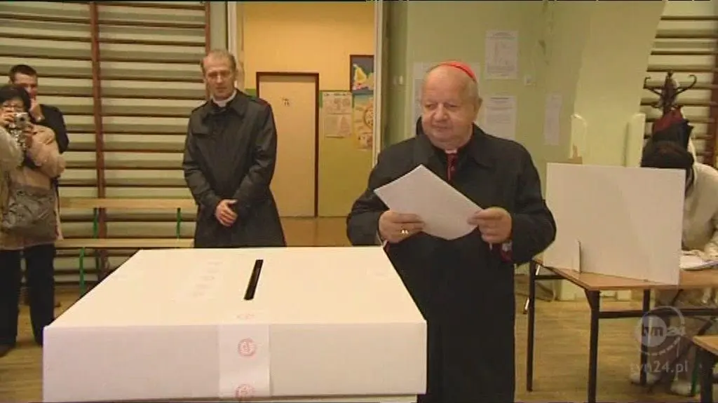 Duchowni nad wyborczą urną (TVN24)