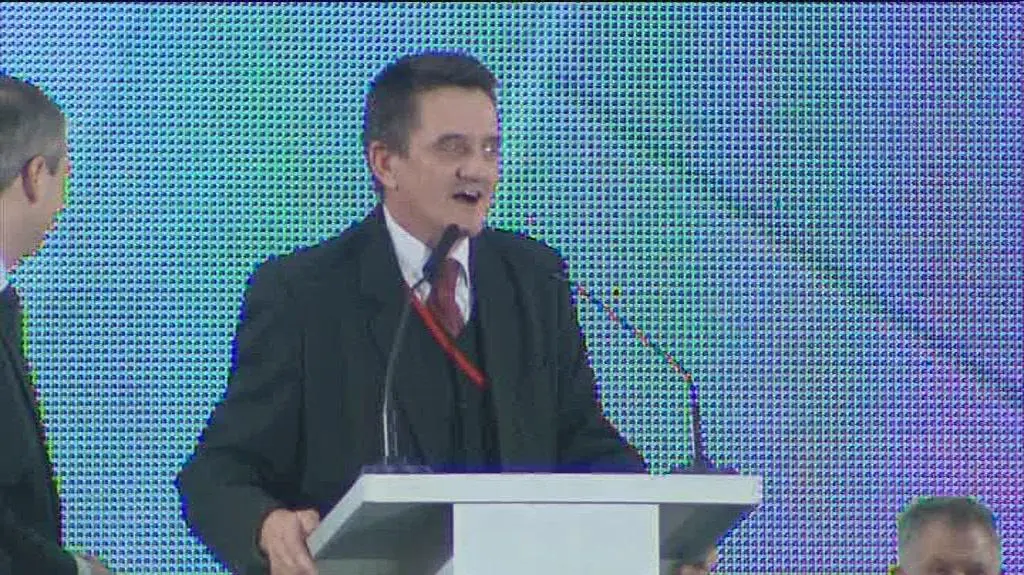 Działacz intonuje "100 lat"