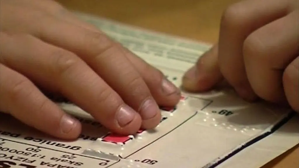 Dzieci uczą się w prowizorycznych salach