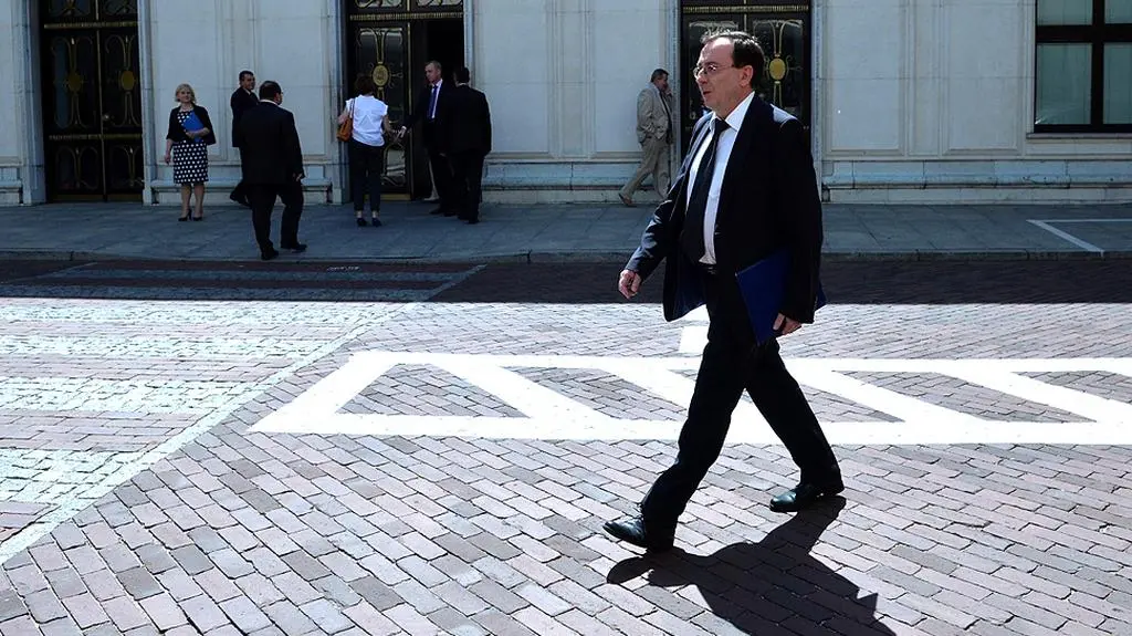 "Efekt manipulacji, zaniechań albo ingerencji politycznych" 