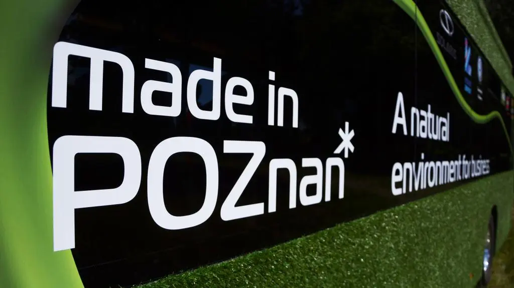 Ekoautobus przebrany za murawę