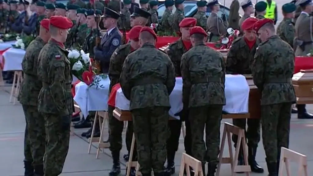 Ekshumacje ofiar - materiał reporterów "Czarno na białym"