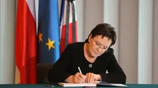 Ewa Kopacz wpisała się do księgi kondolencyjnej w ambasadzie Francji