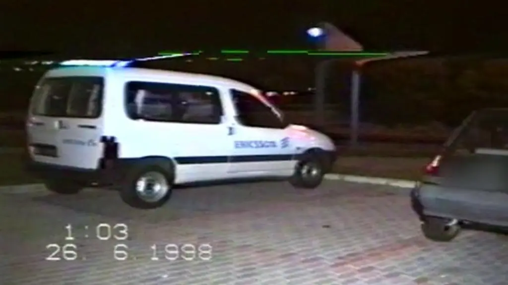 Film z oględzin miejsca zabójstwa generała Marka Papały. Na dachu daewoo espero widać ślady rąk i nieznany, błyszczący w świetle przedmiot. To może być łuska