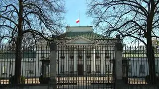 Flagi budynków państwowych opuszczone do połowy masztu