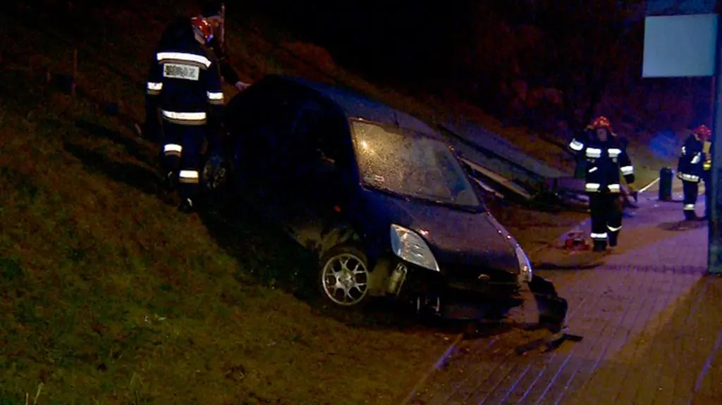 Ford staranował przystanek. Dwie osoby ranne