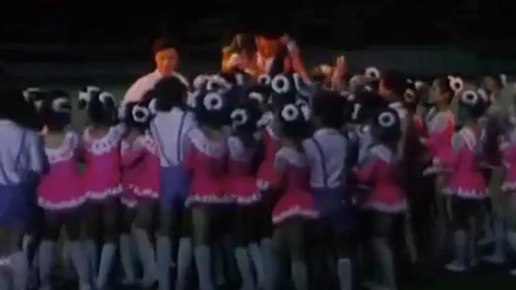Fragment filmu "Na Zielonym Dywanie" - miłość z ideologią Juche w tle