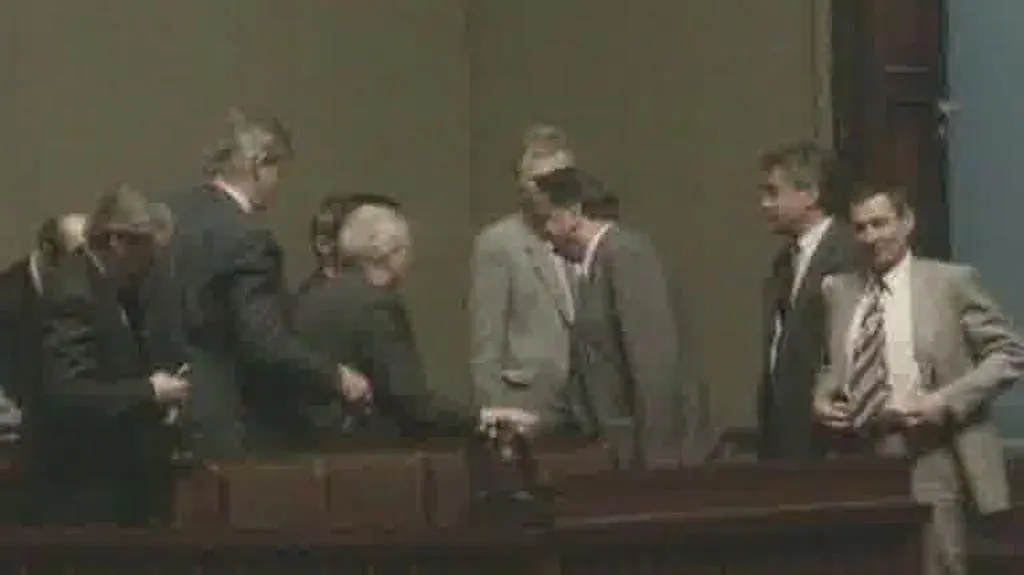 Fragment filmu "Nocna zmiana" Jacka Kurskiego i Michała Balcerzaka